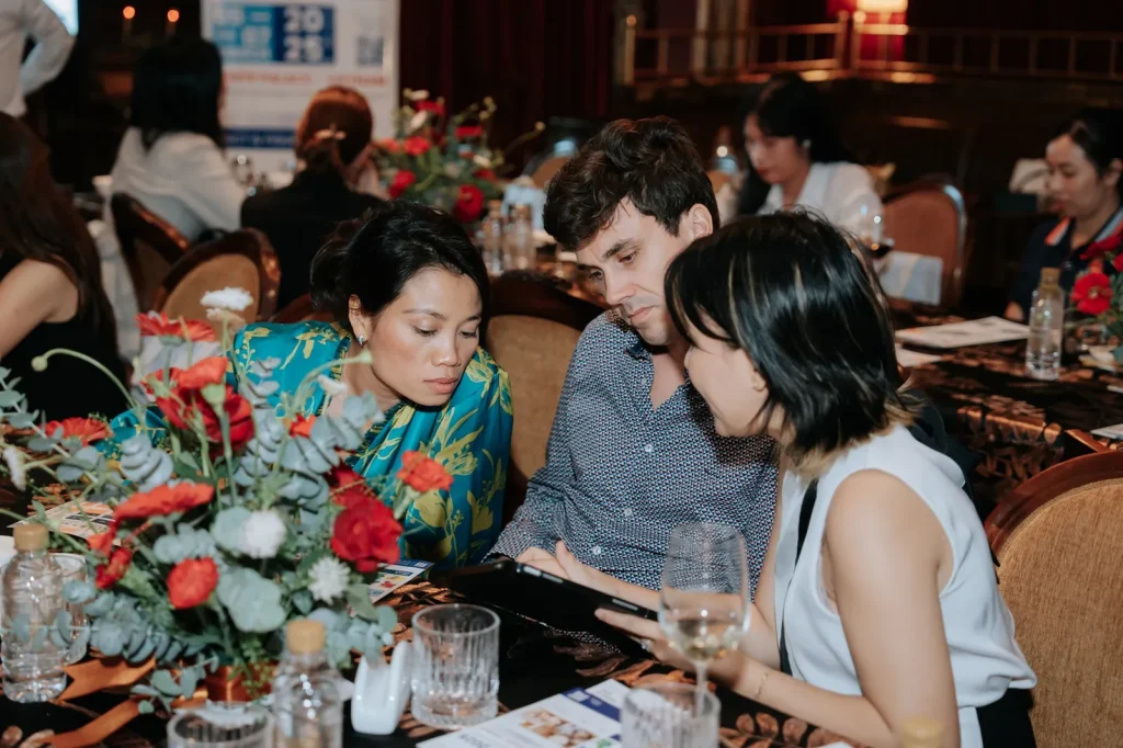 Guests networking at the HawaExpo tea break