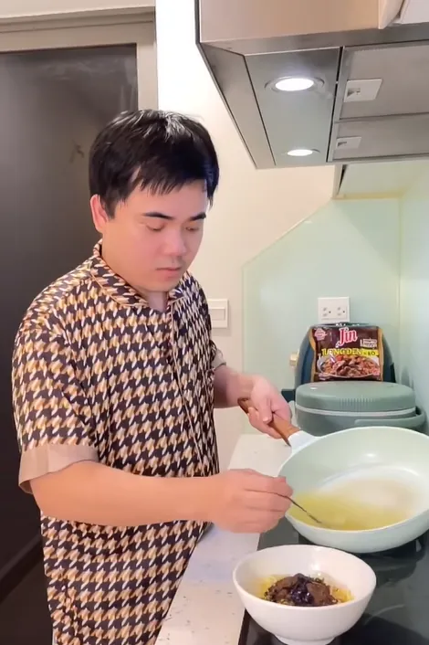 KOC cooking Ottogi noodles at home