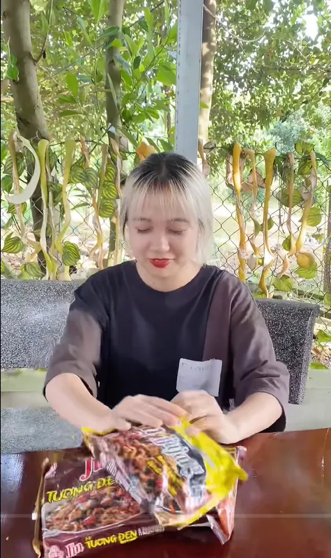 KOC unboxing Ottogi noodles