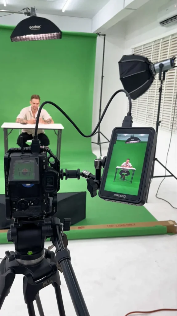 Camera rig filming against the green screen