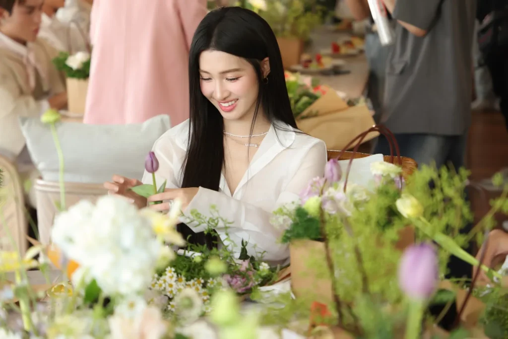 Influencer arranging flowers at the Verites event